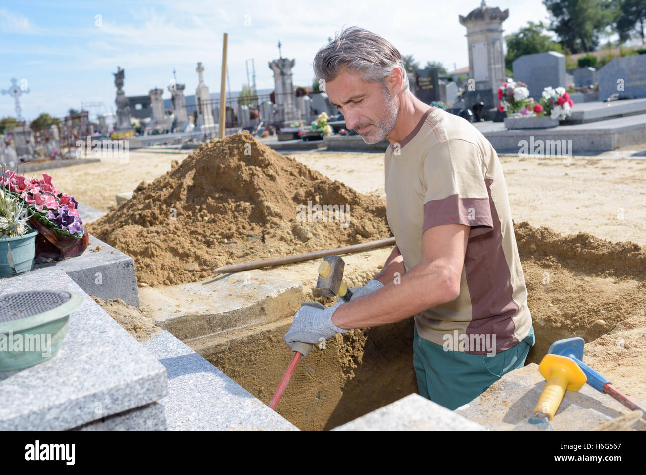 Digging a grave hires stock photography and images Alamy