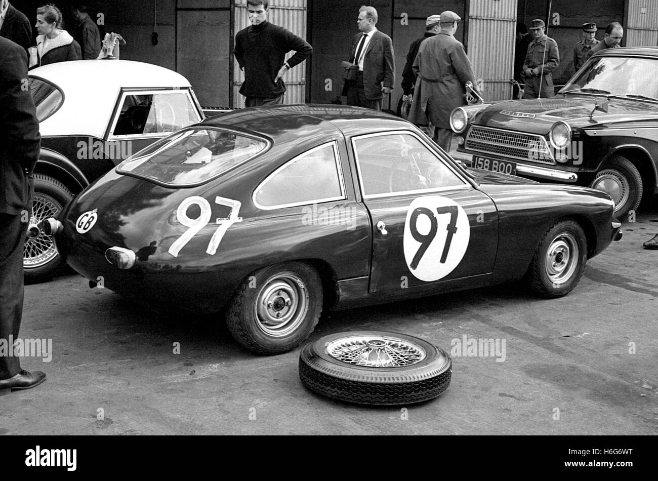 DS301  Lawrence in the pits at Nurburgring 1963 Stock Photo