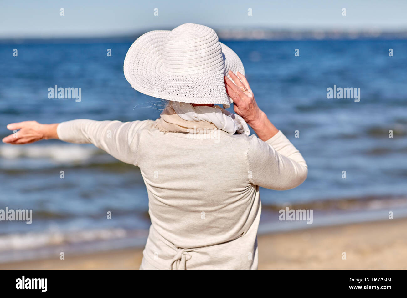 Woman back view senior sun hi-res stock photography and images - Alamy