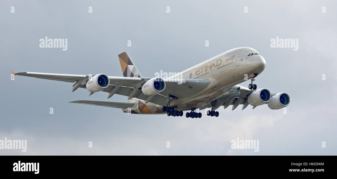 Etihad Airways Airbus a380 Super Jumbo A6-APA coming into land at London Heathrow Airport LHR Stock Photo