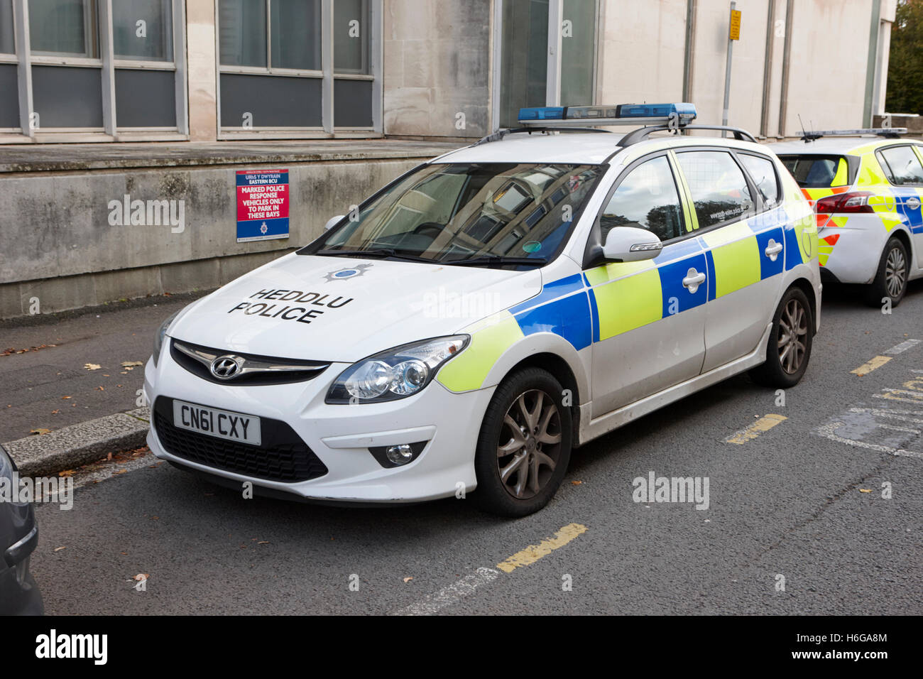 south wales police heddlu bilingual hyundai i30 vehicle livery Cardiff  Wales United Kingdom Stock Photo - Alamy