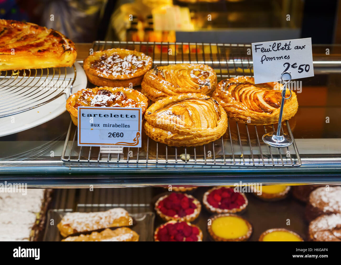 French pastry shop hi-res stock photography and images - Alamy