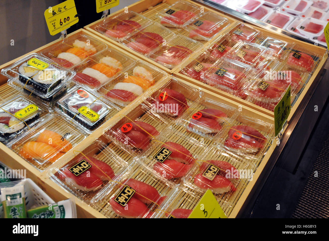 sushi, Tokyo Tsukiji Fish market Stock Photo - Alamy