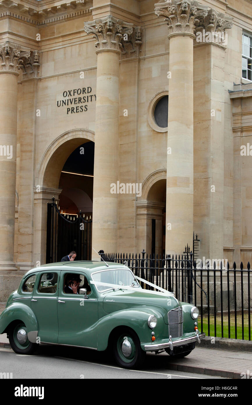 Vintage green Austin Clifton Tourer  wedding car waiting outside 1830's Oxford University Press Building on Walton Street Stock Photo