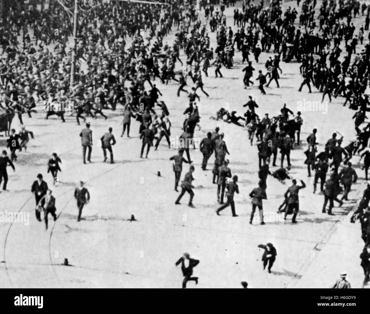 IRISH HOME RULE  Police using batons to contain a crowd in O'Connell Street, Dublin on 11 August 1913 Stock Photo