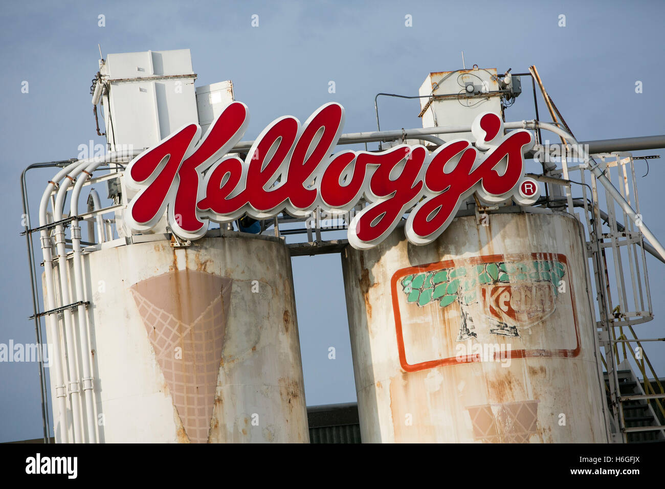 A logo sign outside of a facility occupied by the Kellogg Company in Chicago, Illinois on October 15, 2016. Stock Photo