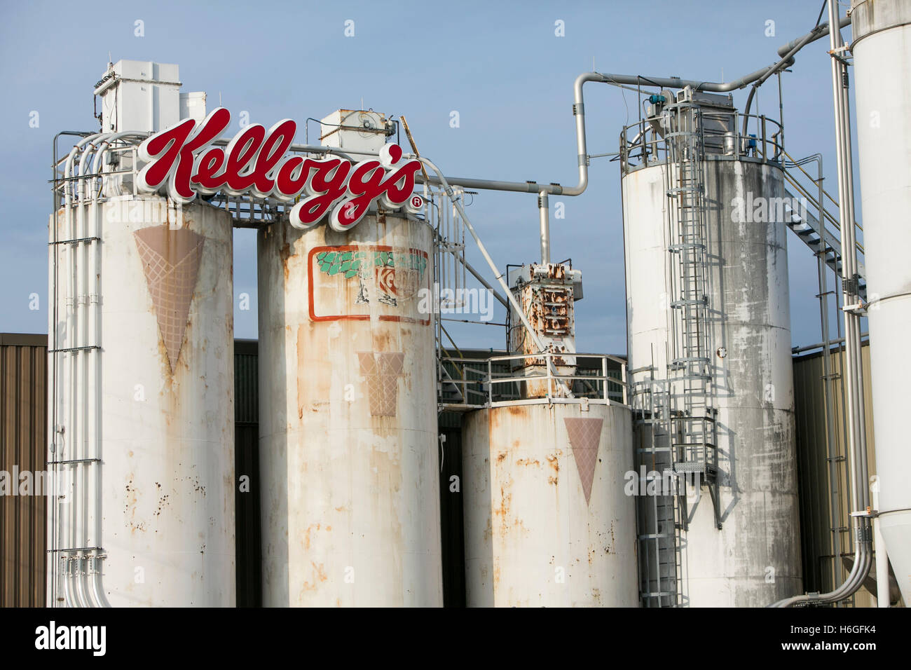 A logo sign outside of a facility occupied by the Kellogg Company in Chicago, Illinois on October 15, 2016. Stock Photo