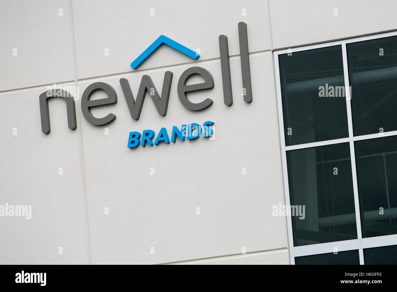 A Logo Sign Outside Of A Facility Occupied By Newell Brands In Kalamazoo Michigan On October 16 2016 Stock Photo Alamy