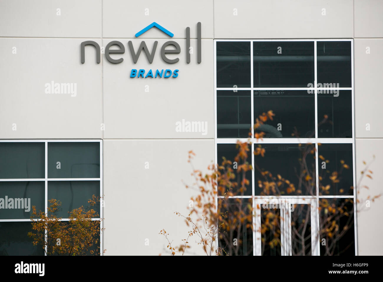 newellbrands.scene7.com/is/image//NewellRubbermaid