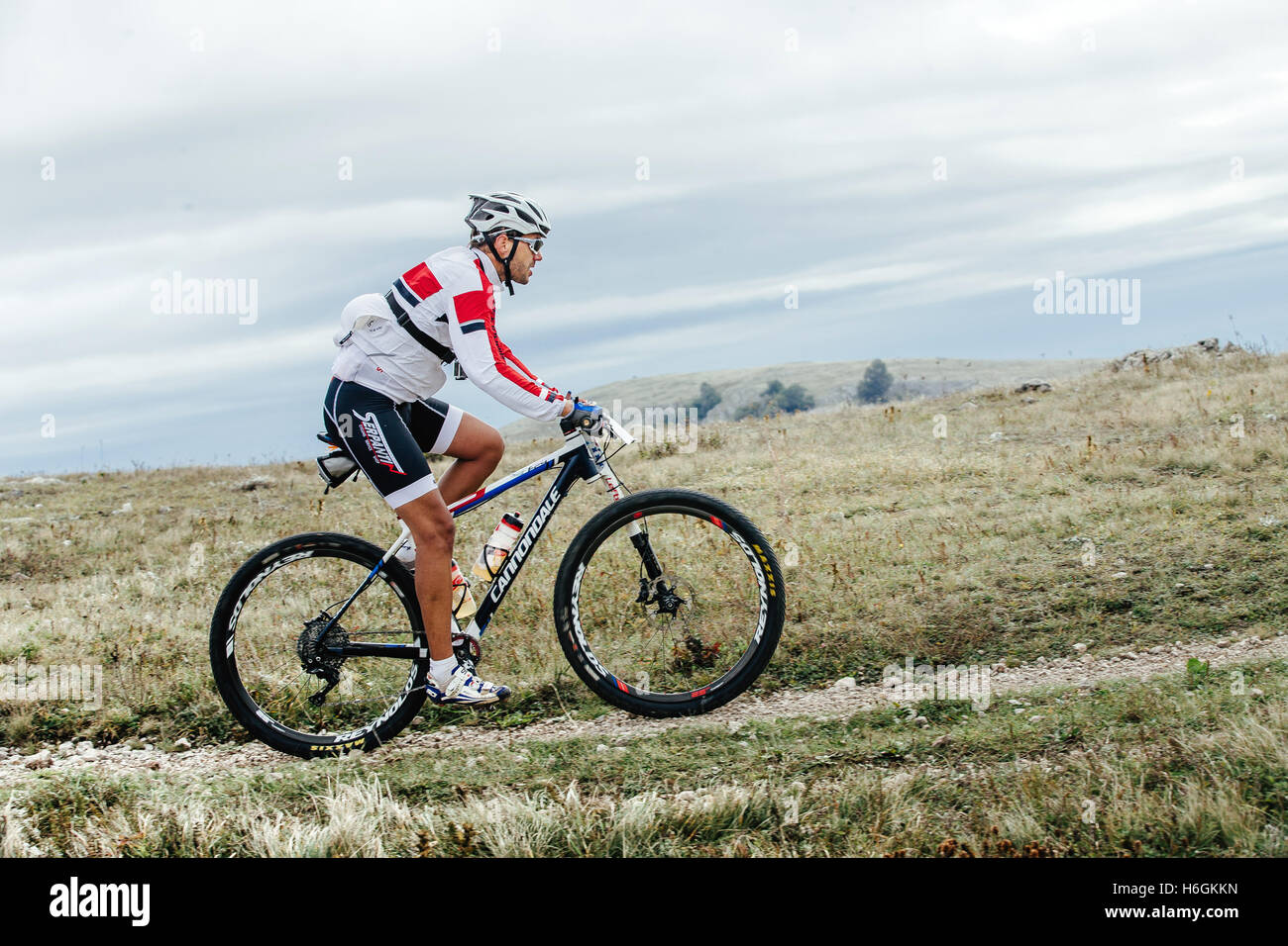 Yellow mountain bike hi-res stock photography and images - Alamy