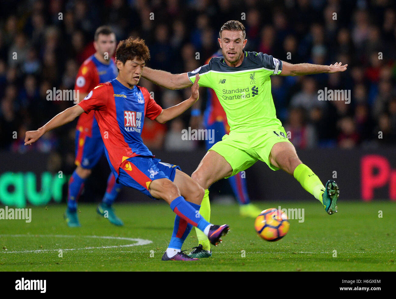 Crystal Palace's Lee Chung-yong (left) and Liverpool's Jordan Henderson battle for the ball during the Premier League match at Selhurst Park, London. Stock Photo