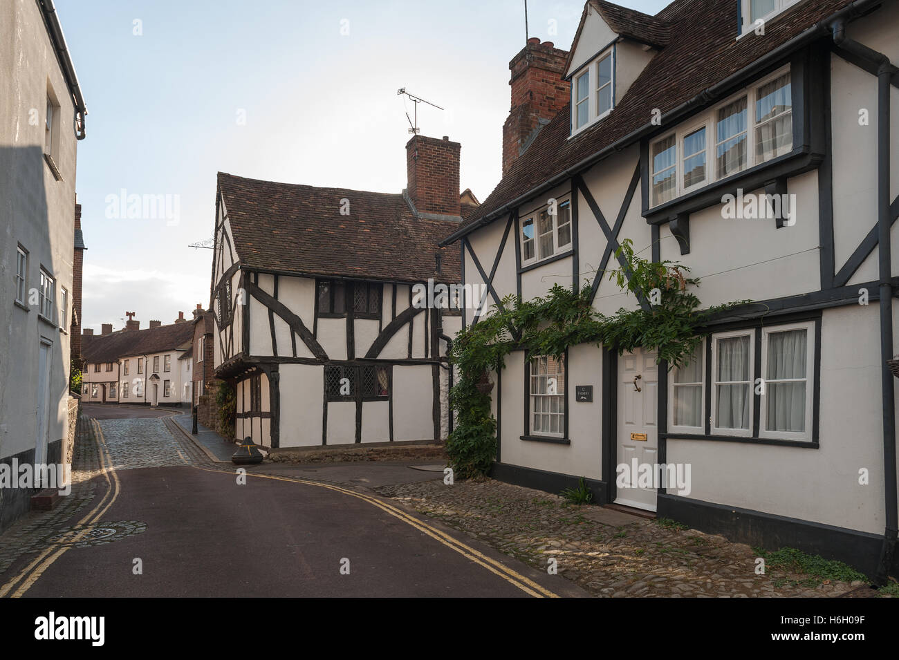 Oak timber framed medieval Kentish house in West Malling with over hanging first floor against cobbled street painted plaster Stock Photo