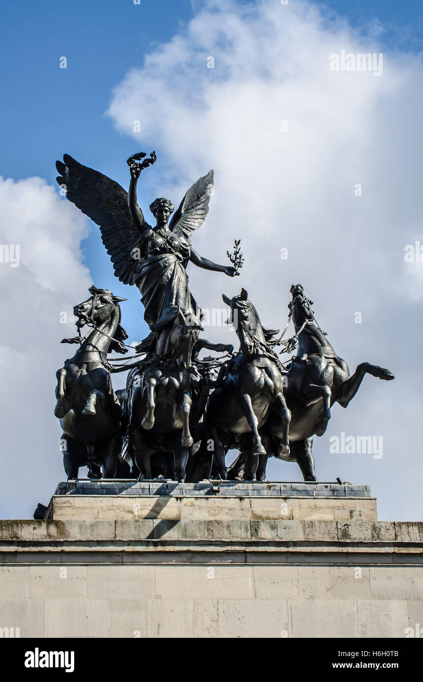 Verplicht Word gek Labe Nike. The sculpture atop the Wellington Arch, Hyde Park, London, depicts  Nike, the Winged Goddess of Victory, descending on the chariot of war Stock  Photo - Alamy