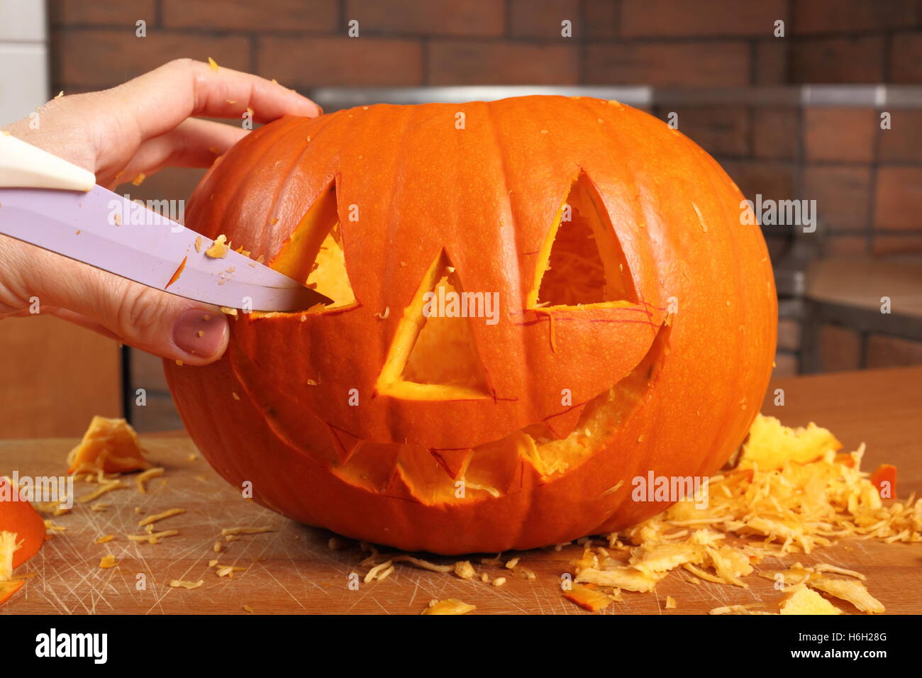 Making Jack o lantern. Carving the pumpkin Stock Photo - Alamy