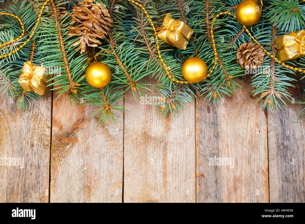 Photo Christmas tree of birch logs with decorative toys Stock Photo - Alamy
