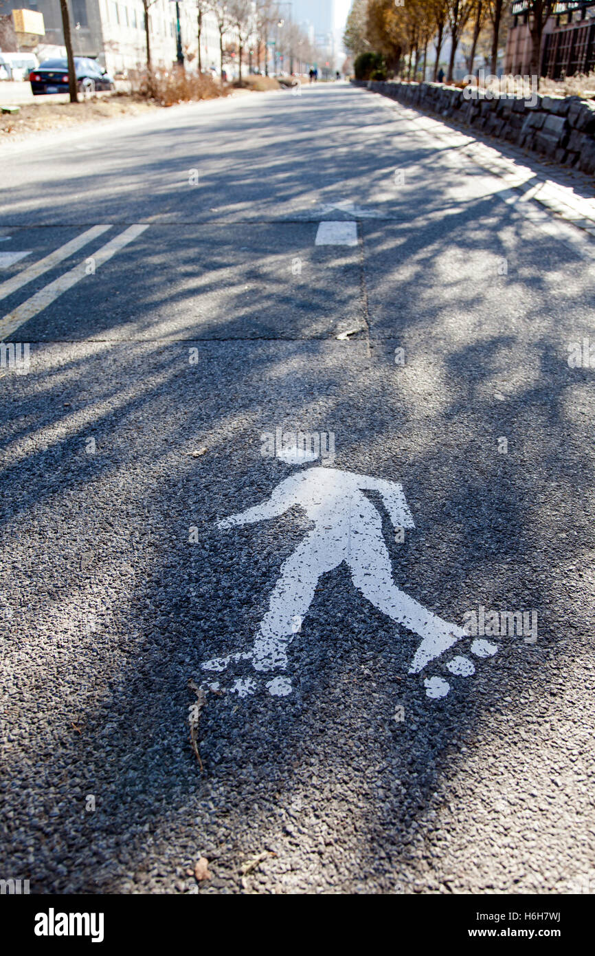 Diagram of a rollerblader on asphalt, indicating it is the lane for