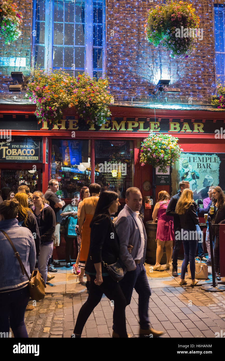 Nightlife temple bar dublin hires stock photography and images Alamy