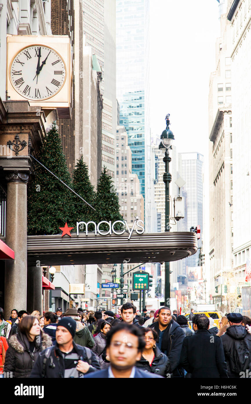 New-York, USA - NOV 20: Sidewalk packed with pedestrians by the Macy's building in Midtown Manhattan on November 20, 2012 in New Stock Photo