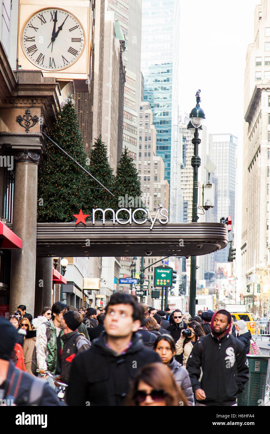 New-York, USA - NOV 20: Sidewalk packed with pedestrians by the Macy's building in Midtown Manhattan on November 20, 2012 in New Stock Photo