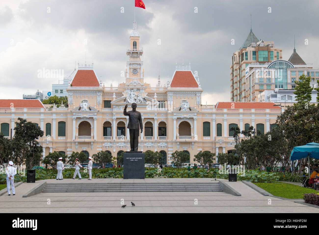 Hotel De Ville People's Committee Building, Ho Chi Minh City, Saigon Vietnam with leaders statue Stock Photo