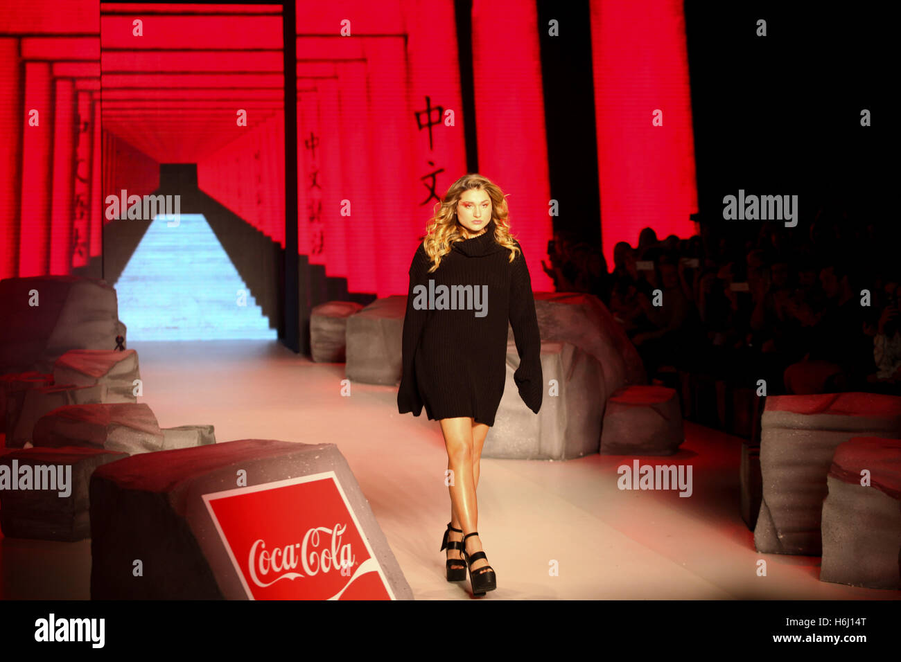 Sao Paulo, Brazil. 28th October, 2016. SPFW N42 - Sasha meneghel in the parade brand Coca Cola Jeans during São Paulo Fashion Week (SPFW) Trans N42 held in Ibirapuera Hall in São Paulo, SP. (Photo: Ricardo Moreira/Fotoarena) Credit:  Foto Arena LTDA/Alamy Live News Stock Photo