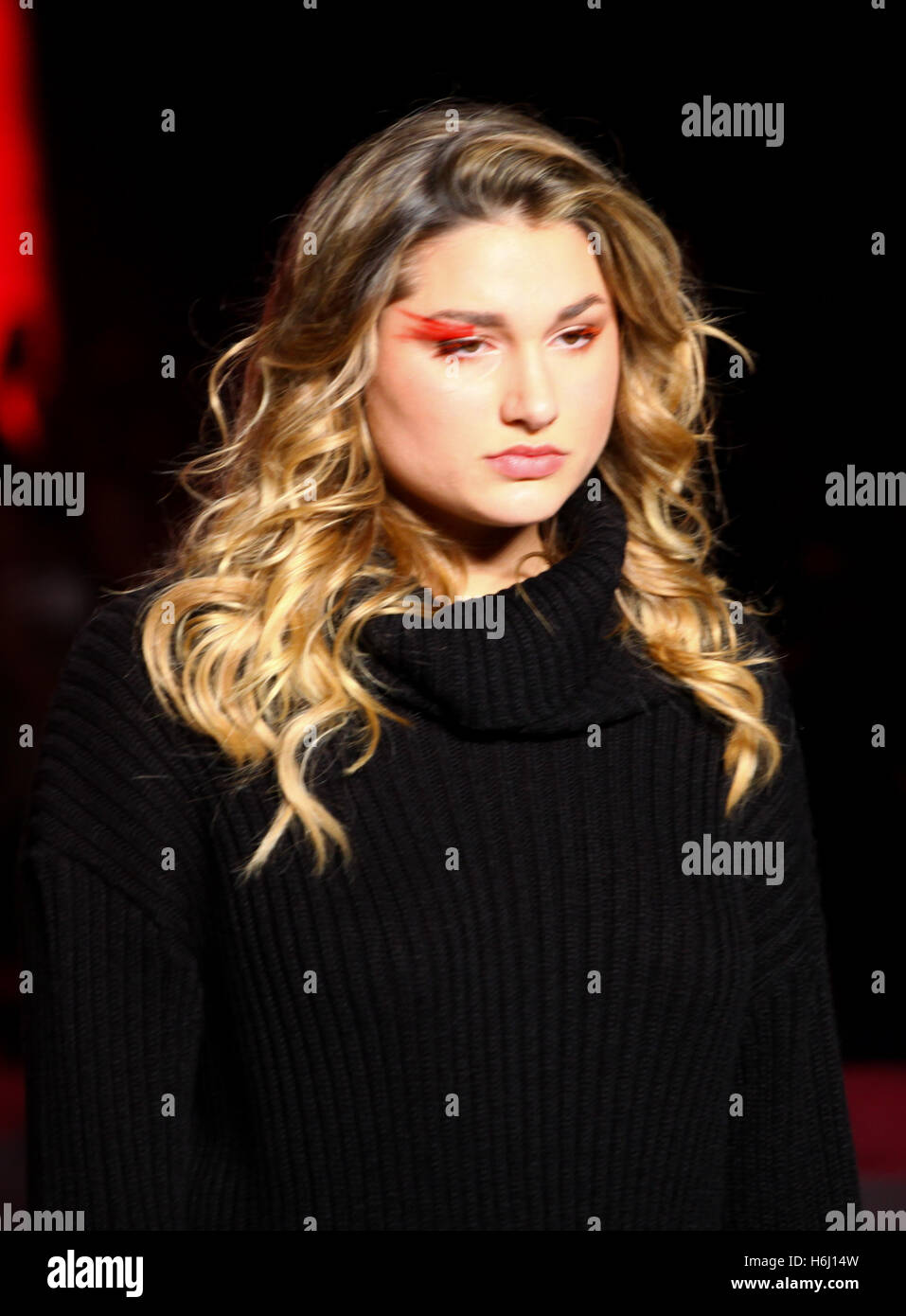 Sao Paulo, Brazil. 28th October, 2016. SPFW N42 - Sasha meneghel in the parade brand Coca Cola Jeans during São Paulo Fashion Week (SPFW) Trans N42 held in Ibirapuera Hall in São Paulo, SP. (Photo: Ricardo Moreira/Fotoarena) Credit:  Foto Arena LTDA/Alamy Live News Stock Photo