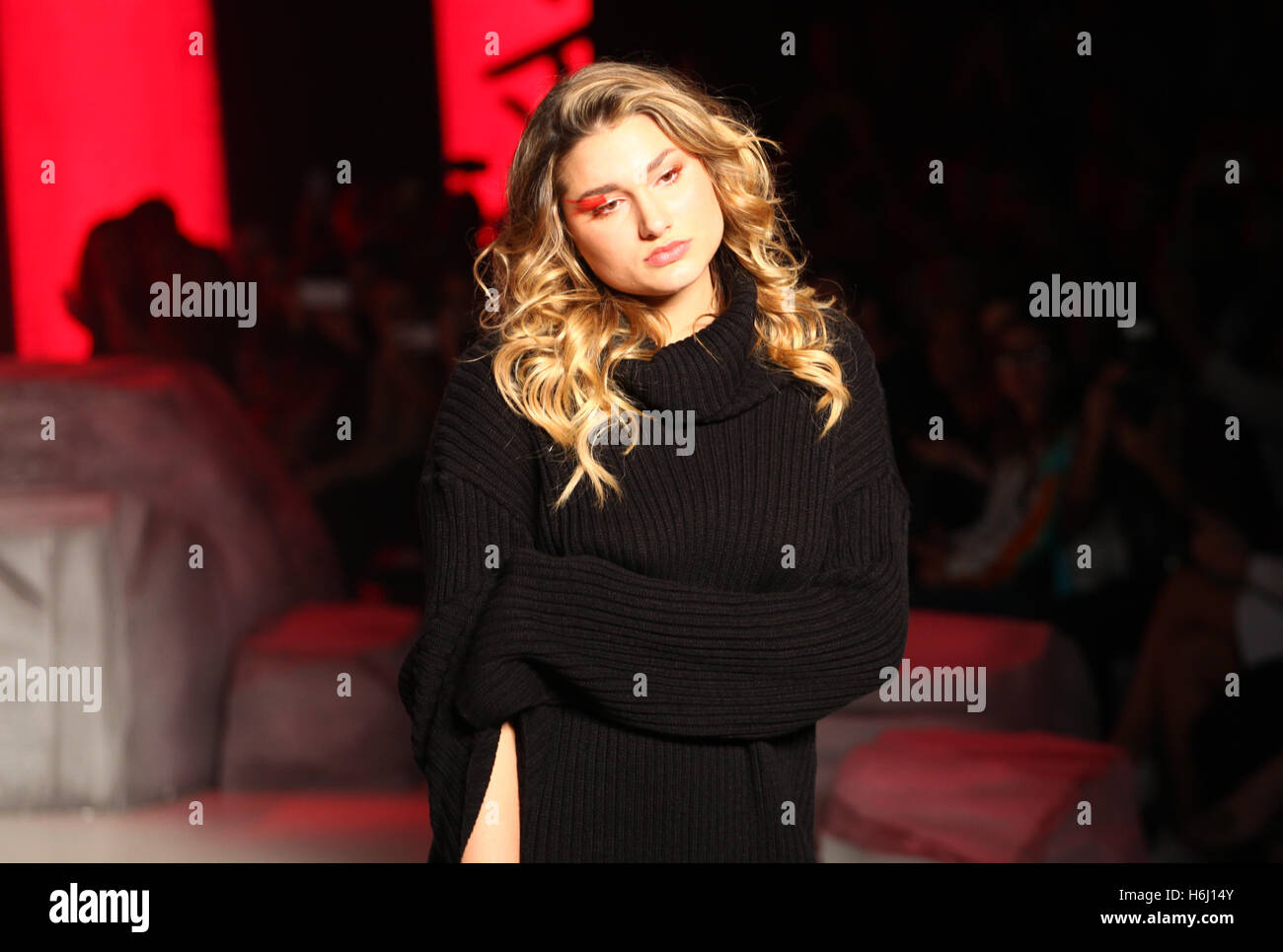 Sao Paulo, Brazil. 28th October, 2016. SPFW N42 - Sasha meneghel in the parade brand Coca Cola Jeans during São Paulo Fashion Week (SPFW) Trans N42 held in Ibirapuera Hall in São Paulo, SP. (Photo: Ricardo Moreira/Fotoarena) Credit:  Foto Arena LTDA/Alamy Live News Stock Photo