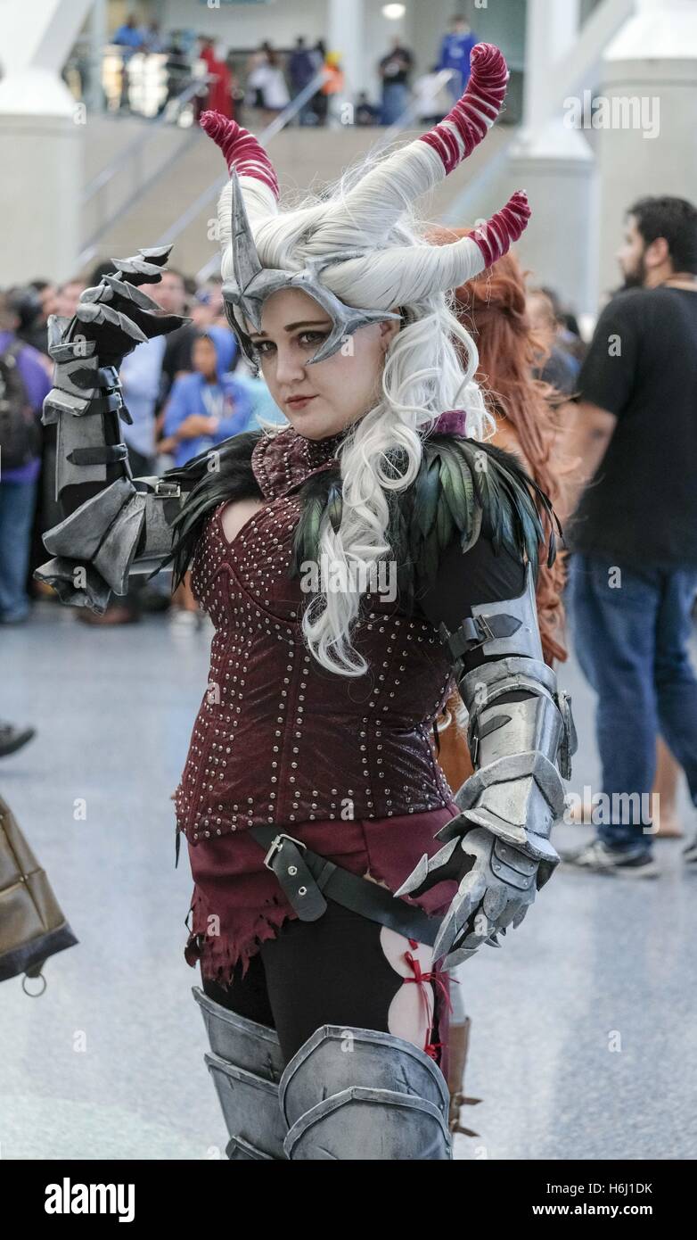 Los Angeles, California, USA. 28th Oct, 2016. Cosplayers as comics or movies characters pose during the opening day of 2016 Stan Lee's Los Angeles Comic Con, Oct. 28, 2016. The Expo taking place October 28 to 30 at the Los Angeles Convention Center. Credit:  Ringo Chiu/ZUMA Wire/Alamy Live News Stock Photo