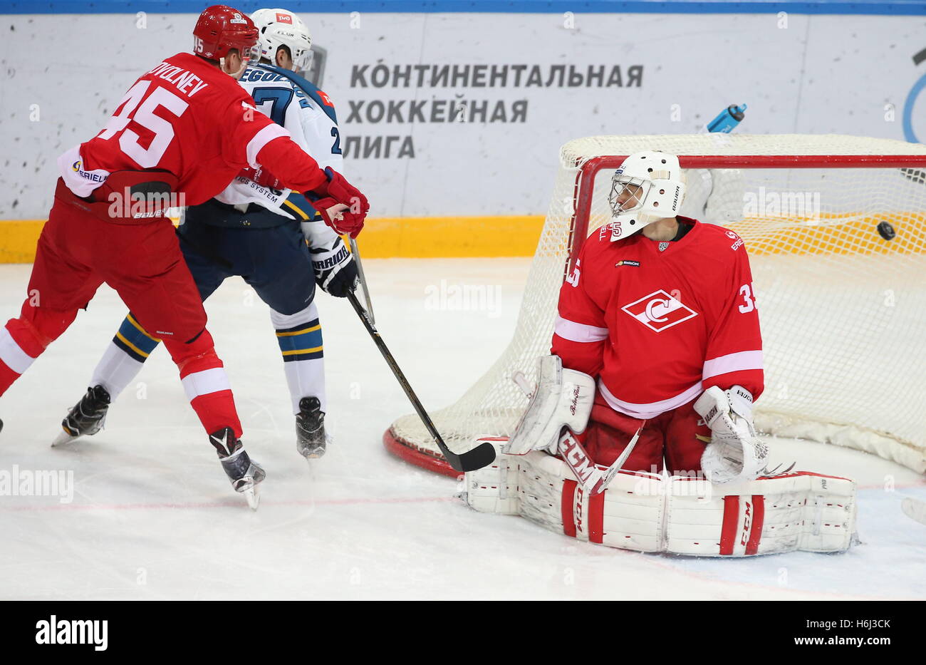 Moscow, Russia. 29th Oct, 2016. HC Spartak Moscow's goaltender Markus ...