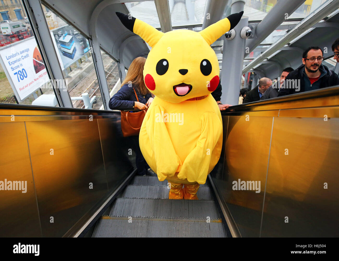 Pikachu na praça fotografia editorial. Imagem de grande - 172728827