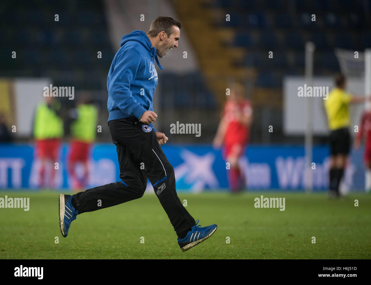 Bielefeld, Germany. 28th Oct, 2016. Bielefeld's manager Carsten Rump ...