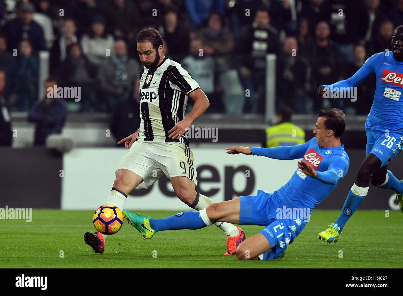Juventus Stadium, Turin, Italy. 29th Oct, 2016. Serie A Football. Juventus versus Napoli. Vlad Chiriches prevents Gonzalo Higuain from kicking to goal © Action Plus Sports/Alamy Live News Stock Photo