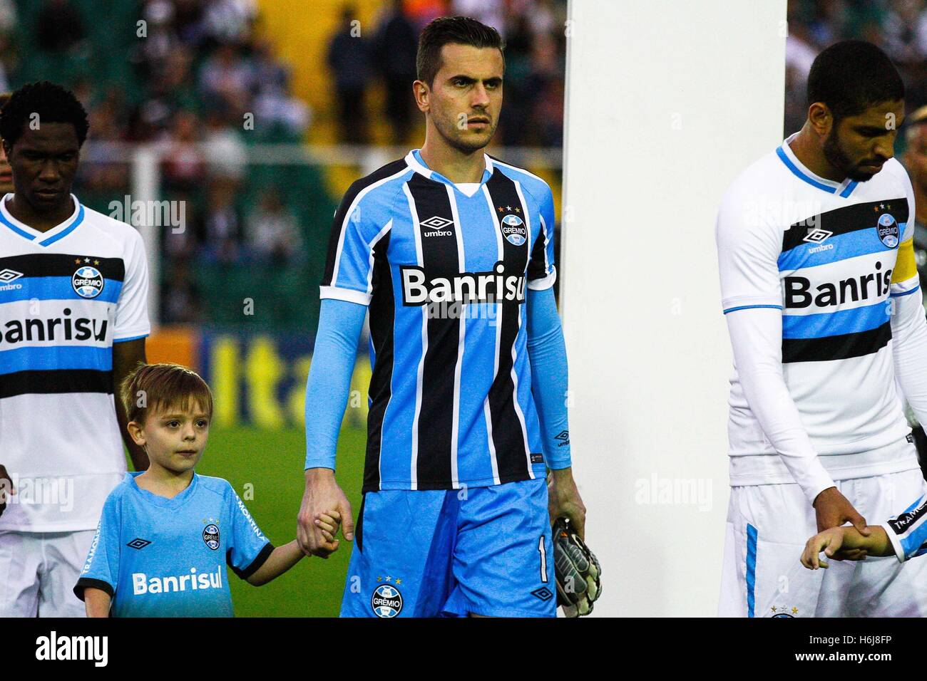 FLORIAN'POLIS, SC - 29.10.2016: FIGUEIRENSE X GRÊMIO - Marcelo Grohe returning to Gremio&#39oal in thn the match today before the Figueirense by the Brazilian Serie A. (PhoEmanuel Galafassi/Fotoarena)ena) Stock Photo