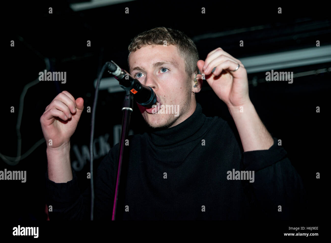 London UK, 29th October 2016. Young Kato perform at Amersham Arms for the 10th anniversary of This Feeling. Young Kato are a British six-piece indie pop band from Cheltenham, England. Formed in 2011, the band consists of Tommy Wright, Jack Edwards, Joe Green, Joe Lever, Harry Steele and Sam Henderson. Credit:  Alberto Pezzali/Alamy Live news Stock Photo
