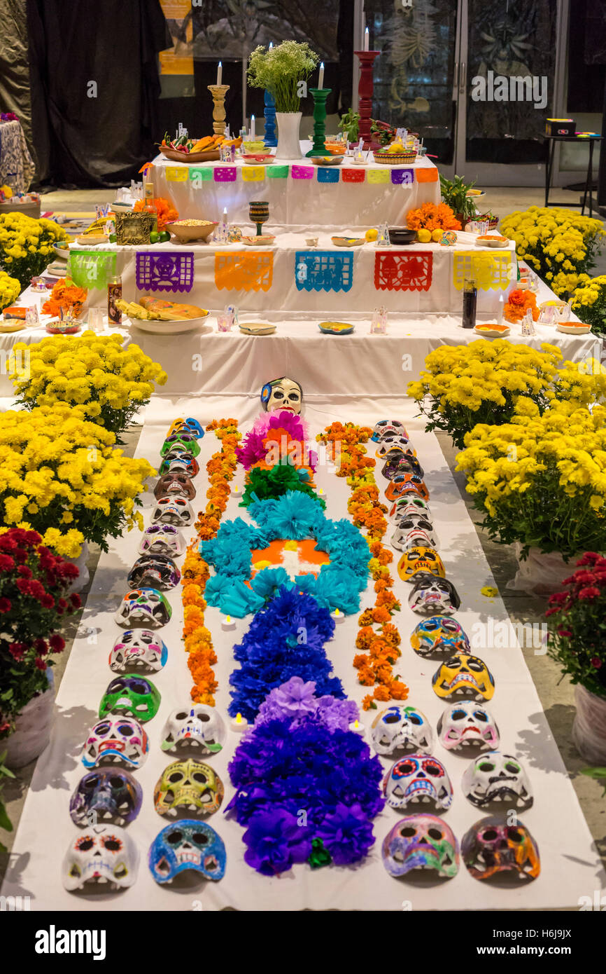Detroit, Michigan, USA. 29th October 2016.  An ofrenda (altar) at the Day of the Dead observation in Detroit's Mexican-American neighborhood. Credit:  Jim West/Alamy Live News Stock Photo