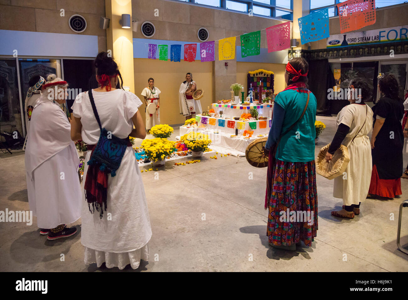 Detroit, Michigan, USA. 29th October 2016.  The Day of the Dead is observed in Detroit's Mexican-American neighborhood. Credit:  Jim West/Alamy Live News Stock Photo