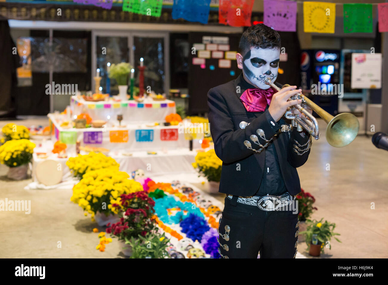 Detroit, Michigan, USA. 29th October 2016.  A mariachi band plays as the Day of the Dead is observed in Detroit's Mexican-American neighborhood. Credit:  Jim West/Alamy Live News Stock Photo