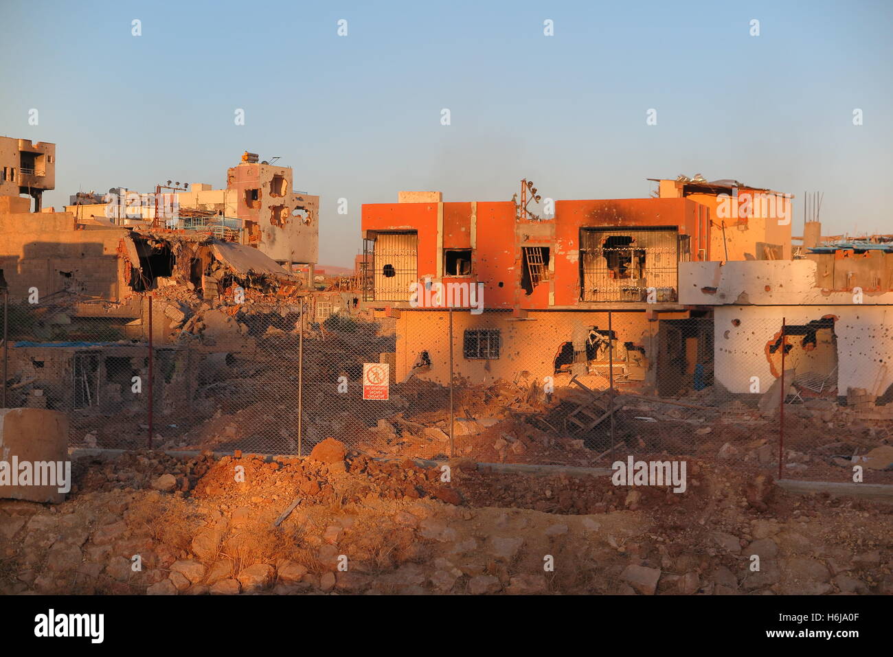 Nusaybin, Turkey. 20th Oct, 2016. View of the destroyed and closed down district Abdul Qadir Pasha in Nusaybin, Turkey, 20 October 2016. Whole districts of Kurdish cities in Turkey are destroyed, the displaced fear the upcoming winter. Fear, anger and hopelesness reign amongst the Kurds, as hardly anybody is interested in their fate. PHOTO: CAN MEREY/dpa/Alamy Live News Stock Photo