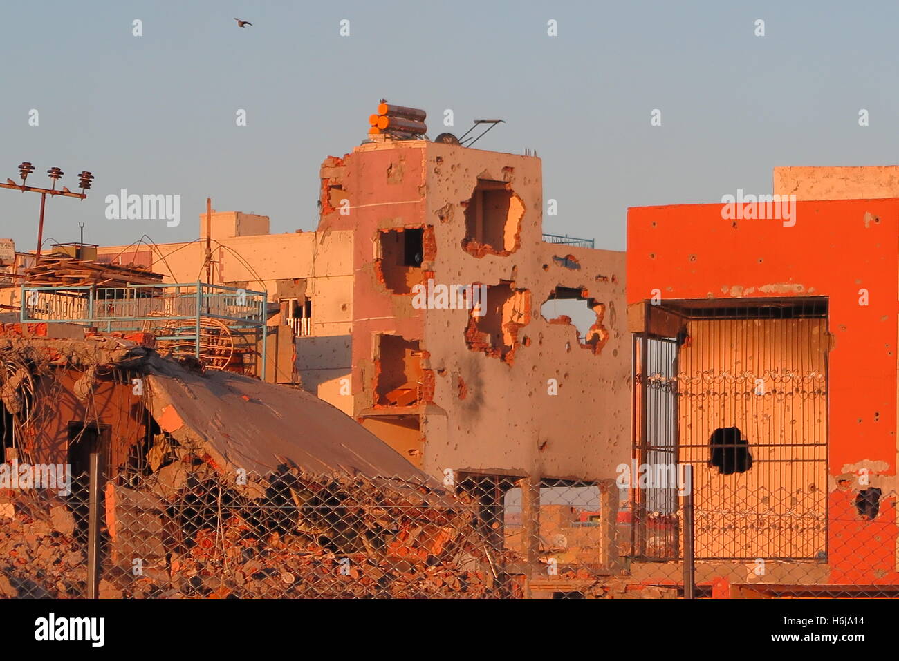 Nusaybin, Turkey. 20th Oct, 2016. View of the destroyed and closed down district Abdul Qadir Pasha in Nusaybin, Turkey, 20 October 2016. Whole districts of Kurdish cities in Turkey are destroyed, the displaced fear the upcoming winter. Fear, anger and hopelesness reign amongst the Kurds, as hardly anybody is interested in their fate. PHOTO: CAN MEREY/dpa/Alamy Live News Stock Photo