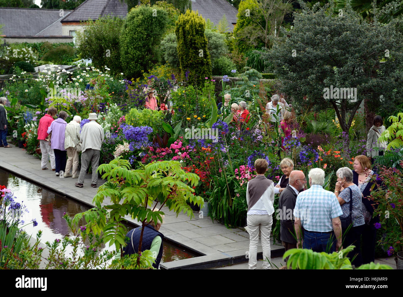 Helen Dillon surrounded by crowds the Dillon garden Ranelagh Dublin celebrity gardener RM Floral Stock Photo
