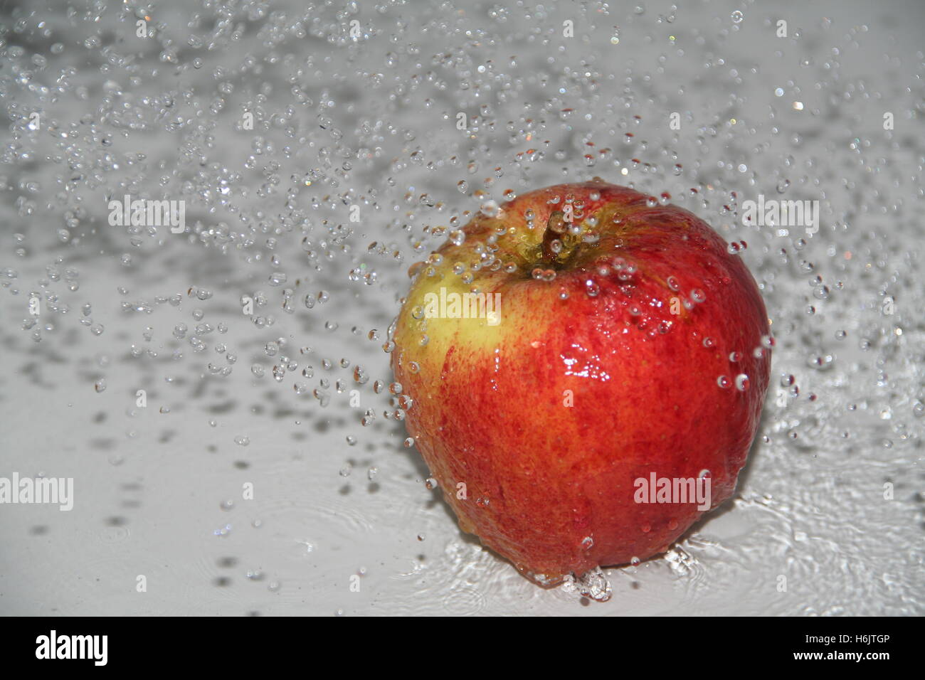 apple while showering Stock Photo Alamy