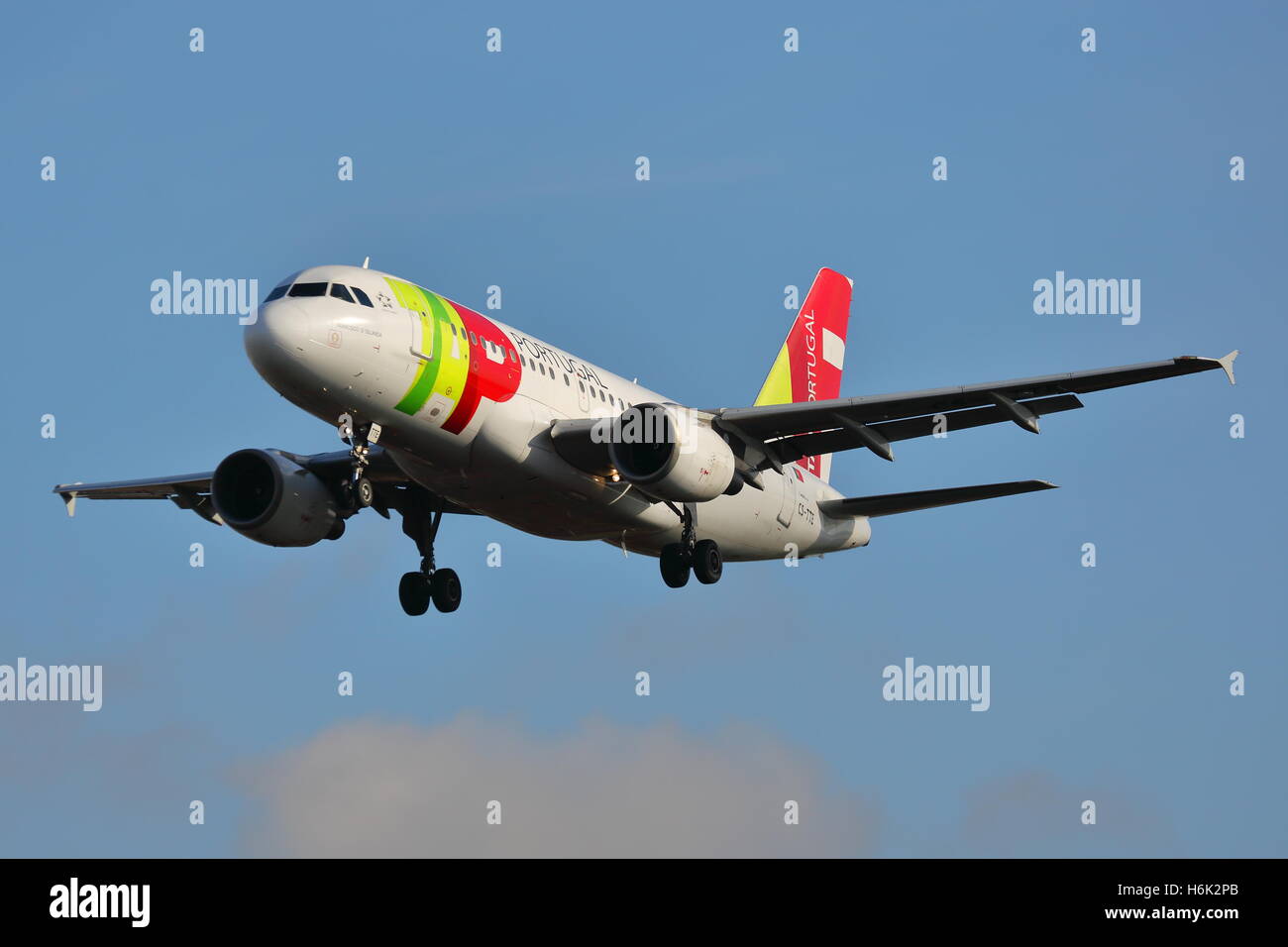 Tap portugal aircraft hi-res stock photography and images - Page 2 - Alamy