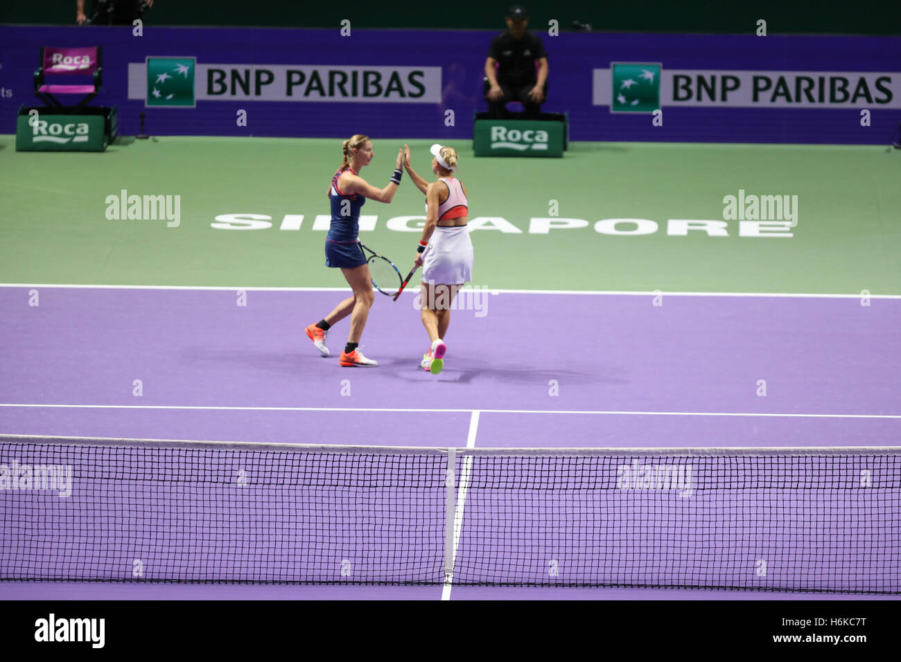 Singapore indoor stadium, Singapore. 30th October, 2016. BNP Paribas WTA finals women tennis association .Russian players Ekaterina Makarova and Elena Vesnina in action during their double final against American player Bethanie Mattek-Sands and Czech player Lucie Safarova Credit:  Yan Lerval/Alamy Live News Stock Photo