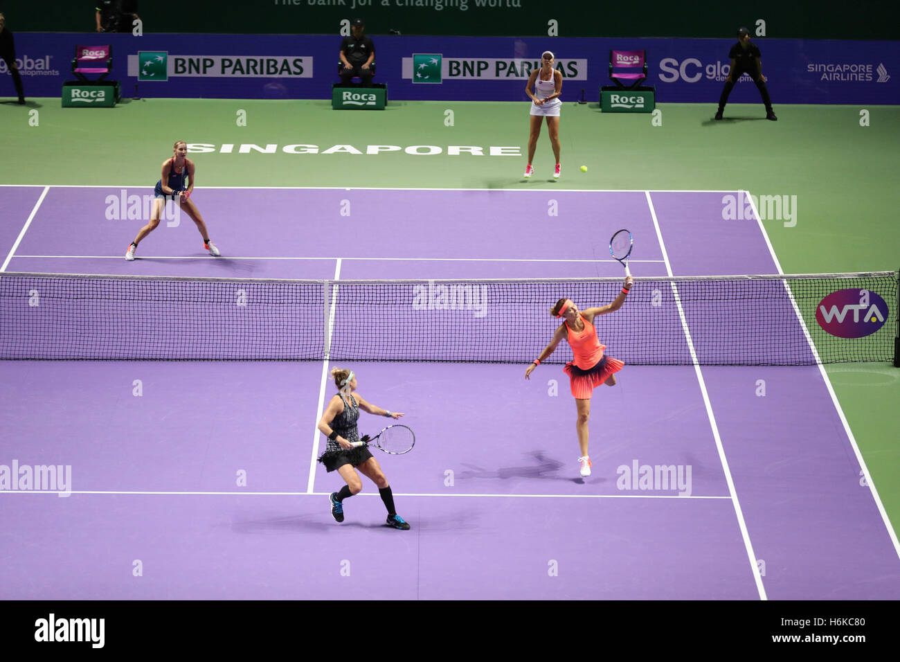 Singapore indoor stadium, Singapore. 30th October, 2016. BNP Paribas WTA finals women tennis association .American player Bethanie Mattek-Sands and Czech player Lucie Safarova in action during their double final against Russian players Ekaterina Makarova and Elena Vesnina Credit:  Yan Lerval/Alamy Live News Stock Photo