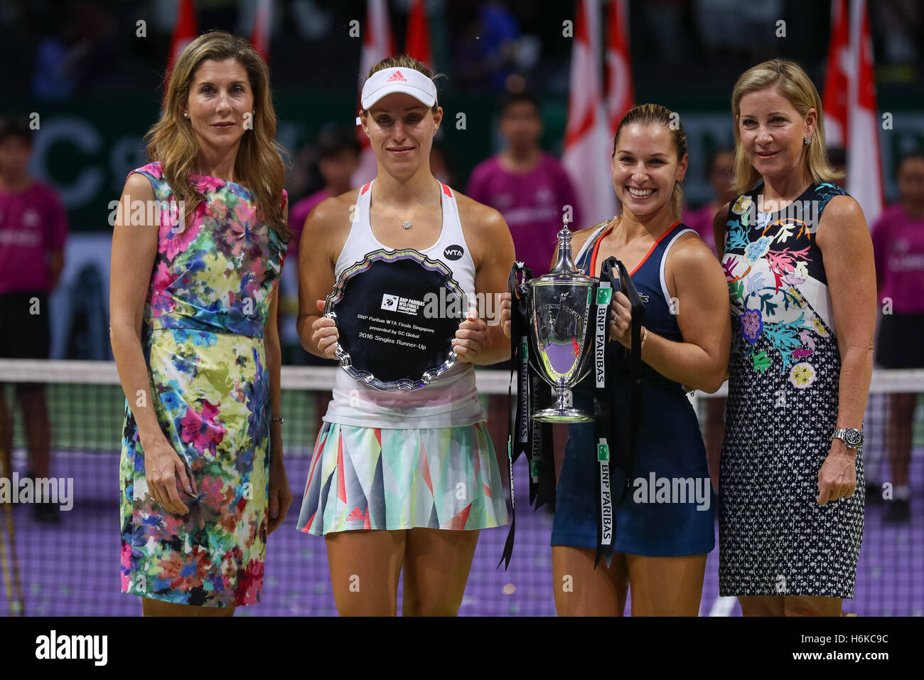 Singapore indoor stadium, Singapore. 30th October, 2016. BNP Paribas WTA finals women tennis association .Slovakian player Dominika Cibulkova and German player Angelique Kerber are holding their trophees together with former players Monica Seles and Chris Evert Credit:  Yan Lerval/Alamy Live News Stock Photo