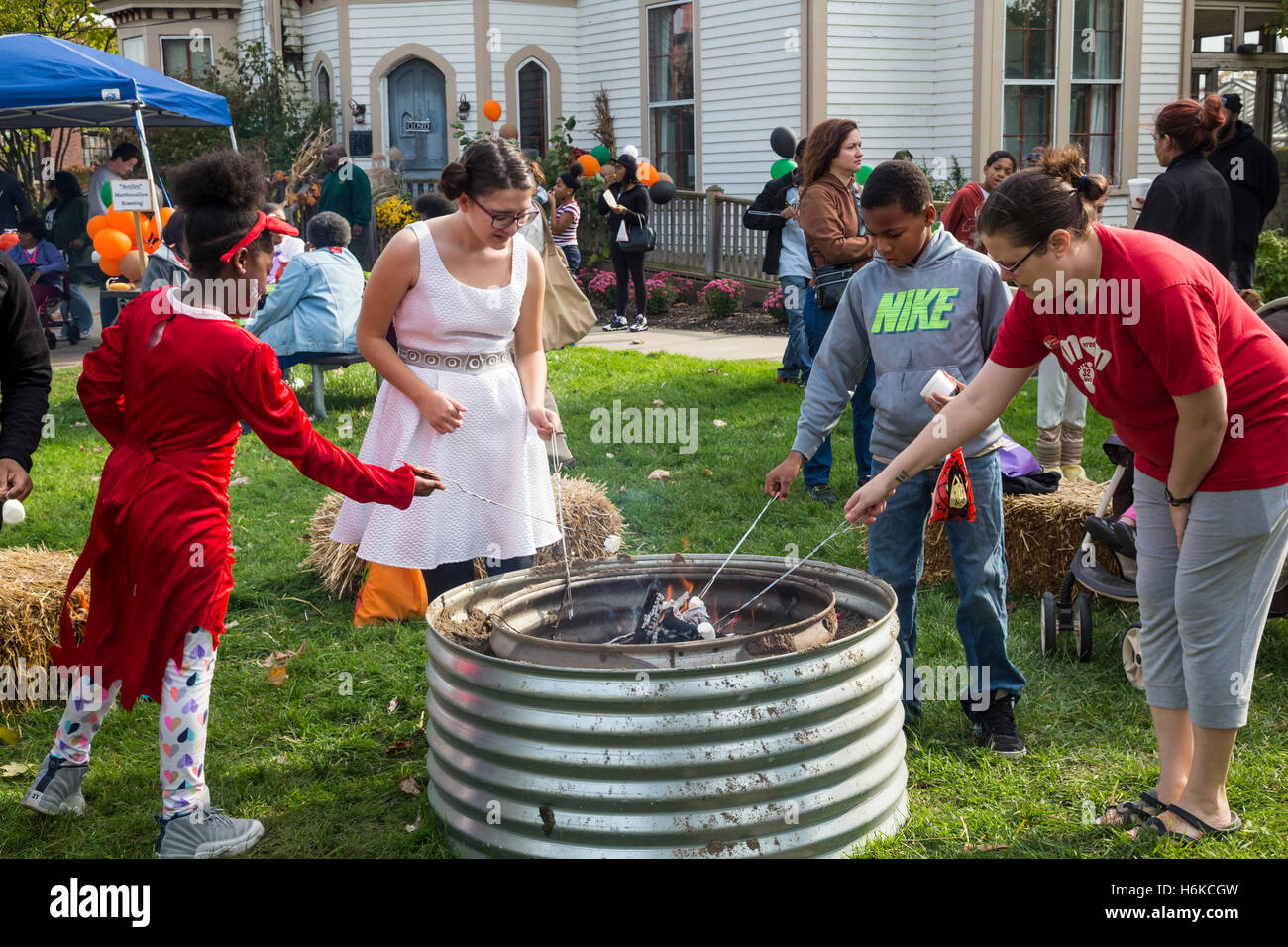 Detroit, Michigan, USA. 29th October 2016.  Roasting marshmallows at the Belle Isle Harvest Festival. Credit:  Jim West/Alamy Live News Stock Photo