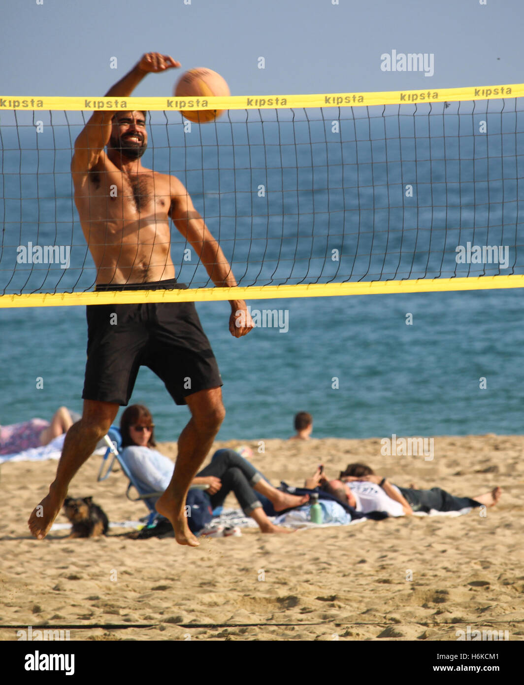 Barcelona, Spain. October 30, 2016. Man playing beach volley on an  untipcally warm and sunny mid autumn sunday on Nova Icaria and Bogatell  beaches Credit: Dino Geromella/Alamy Live News Stock Photo - Alamy