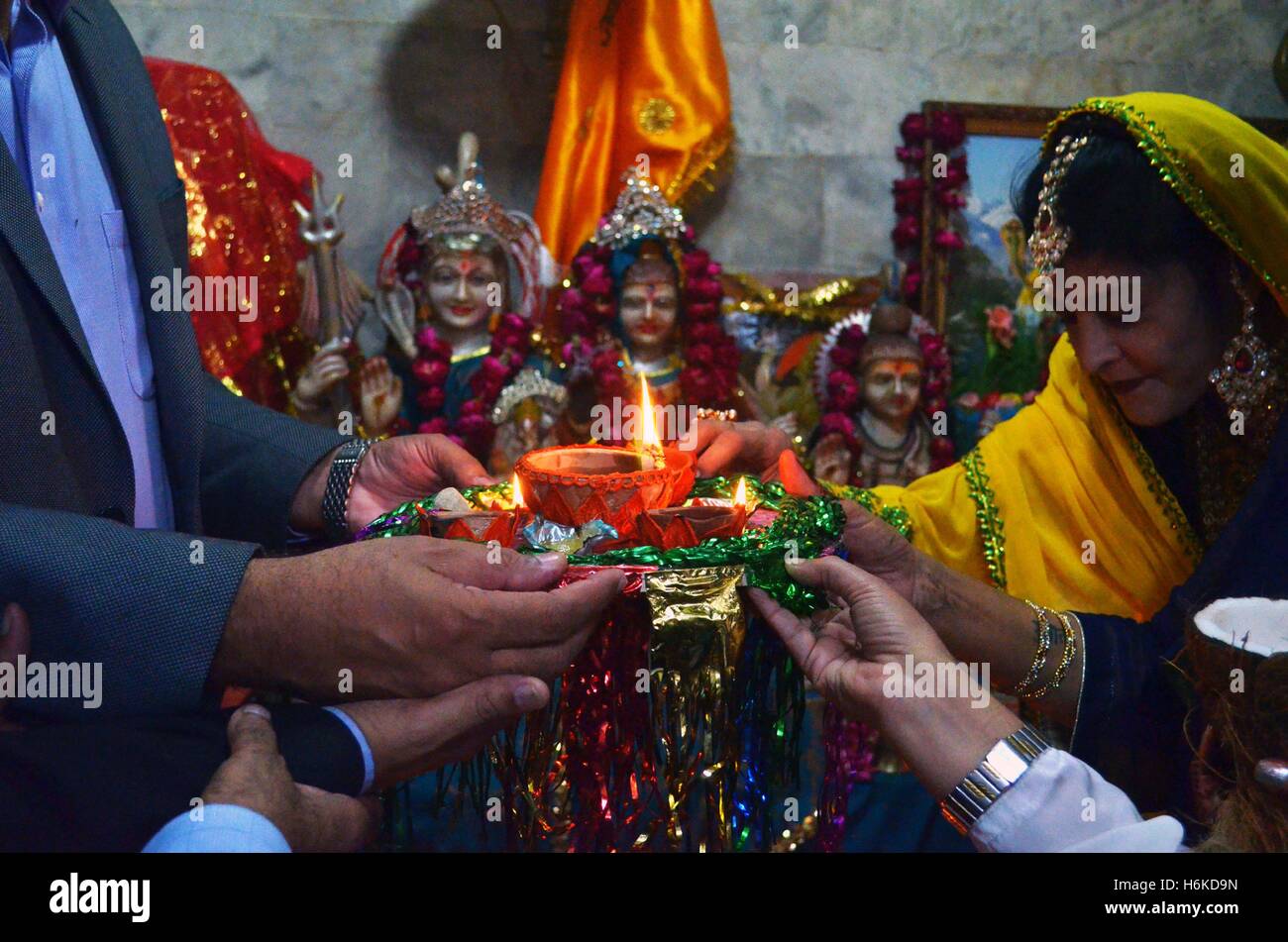 Lahore, Festival of Lights. 30th Oct, 2016. Members of a Pakistani