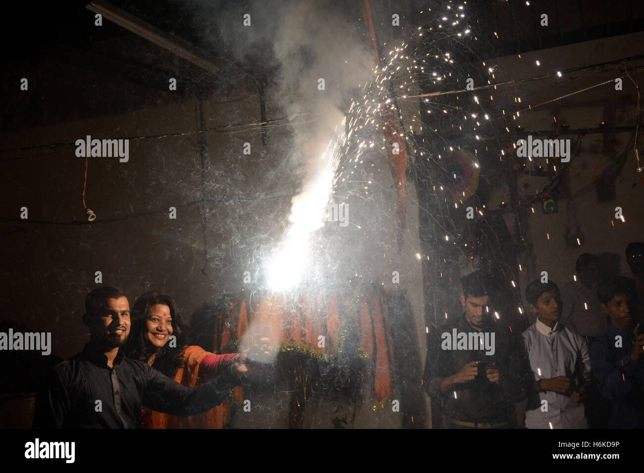 Lahore, Festival of Lights. 30th Oct, 2016. Pakistani Hindus celebrate