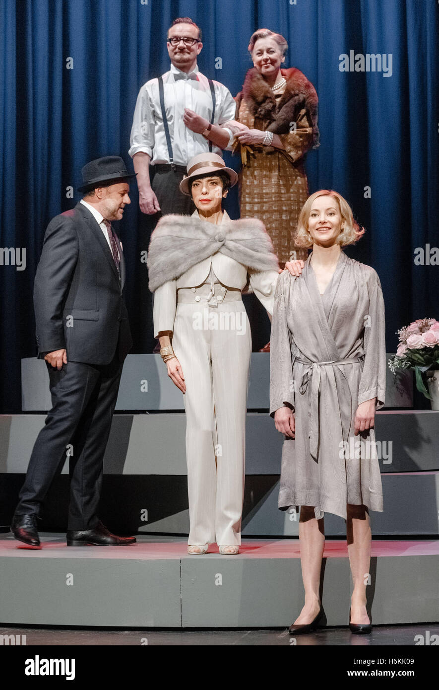 Hamburg, Germany. 27th Oct, 2016. Christoph Tomanek (L-R) as Friedrich Licht, Tim Grobe as Kurt, Helen Schneider as Joan Ford, Isabell Fischer as Irene and Teresa Weissbach as Diana Schoening act a scene from the play 'Diven' (lit. Divas) during a press rehearsal in Hamburg, Germany, 27 October 2016. The world premiere takes place on 30 October 2016 in the Hamburger Kammerspiele theater. Photo: MARKUS SCHOLZ/dpa/Alamy Live News Stock Photo